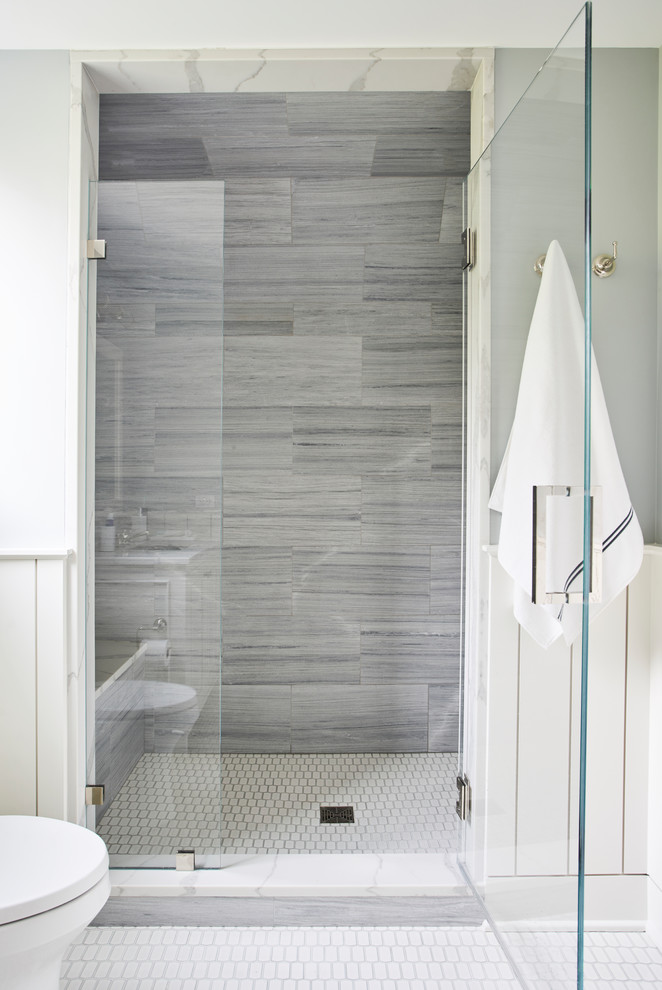 Idee per una stanza da bagno chic con pareti grigie, parquet scuro e pavimento marrone