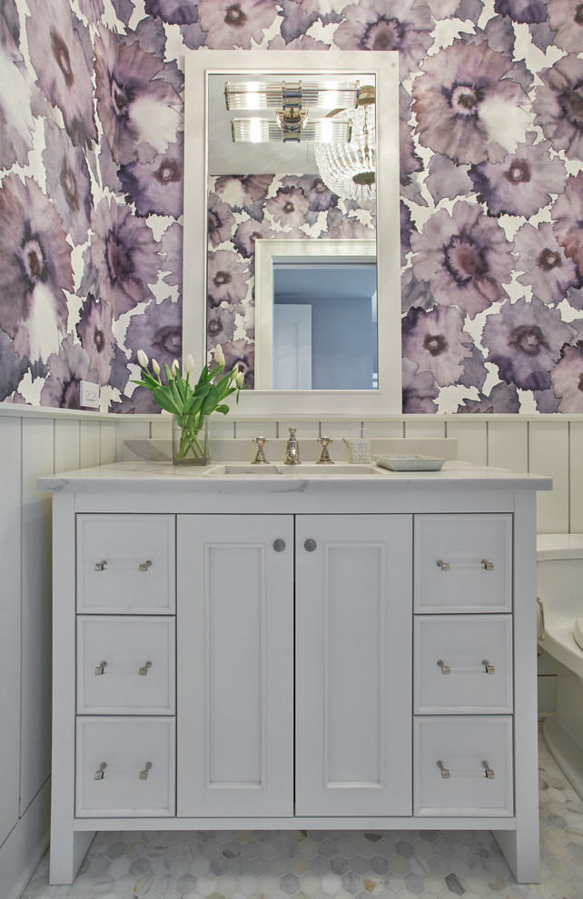 Стильный дизайн: ванная комната в стиле неоклассика (современная классика) с серыми стенами, темным паркетным полом и коричневым полом - последний тренд