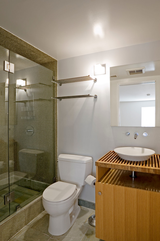 Idées déco pour une petite salle de bain contemporaine en bois brun avec une vasque, un placard à porte plane, un plan de toilette en bois, un carrelage en pâte de verre, un mur blanc, un sol en carrelage de porcelaine et un plan de toilette marron.