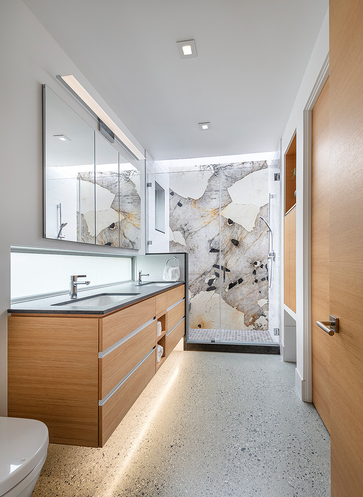 Exempel på ett 60 tals grå grått badrum med dusch, med släta luckor, skåp i ljust trä, en dusch i en alkov, flerfärgad kakel, stenhäll, vita väggar, ett undermonterad handfat, grått golv och dusch med gångjärnsdörr