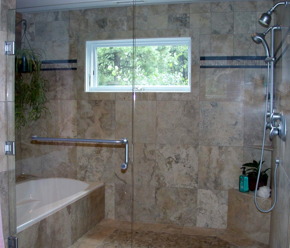 Cette photo montre une grande salle de bain principale craftsman avec une baignoire en alcôve, un combiné douche/baignoire, un carrelage multicolore, une plaque de galets et un sol en travertin.