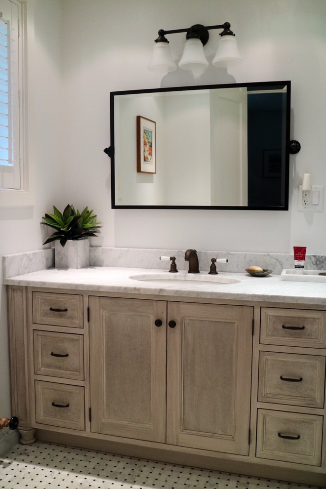 Oakdale - Artist’s Colony - Farmhouse - Bathroom - New York - by A&B ...