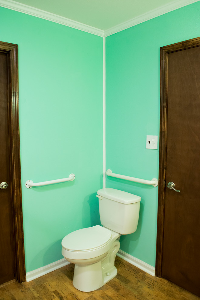 ニューオリンズにある中くらいなトラディショナルスタイルのおしゃれなバスルーム (浴槽なし) (中間色木目調キャビネット、バリアフリー、分離型トイレ、青い壁、アンダーカウンター洗面器、茶色い床、シャワーカーテン) の写真