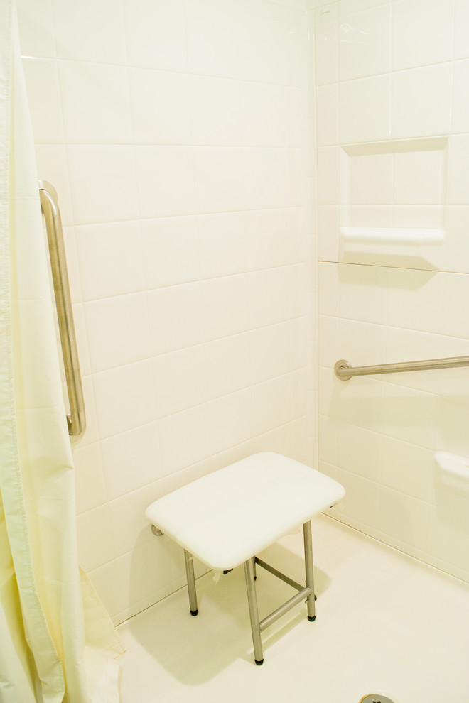 Foto di una stanza da bagno con doccia chic di medie dimensioni con ante in legno scuro, doccia a filo pavimento, WC a due pezzi, pareti blu, lavabo sottopiano, pavimento marrone e doccia con tenda
