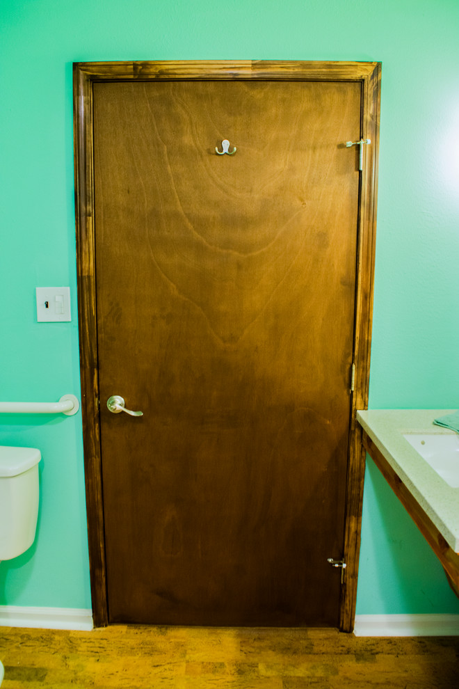Inredning av ett klassiskt mellanstort badrum med dusch, med skåp i mellenmörkt trä, en kantlös dusch, en toalettstol med separat cisternkåpa, blå väggar, ett undermonterad handfat, brunt golv och dusch med duschdraperi
