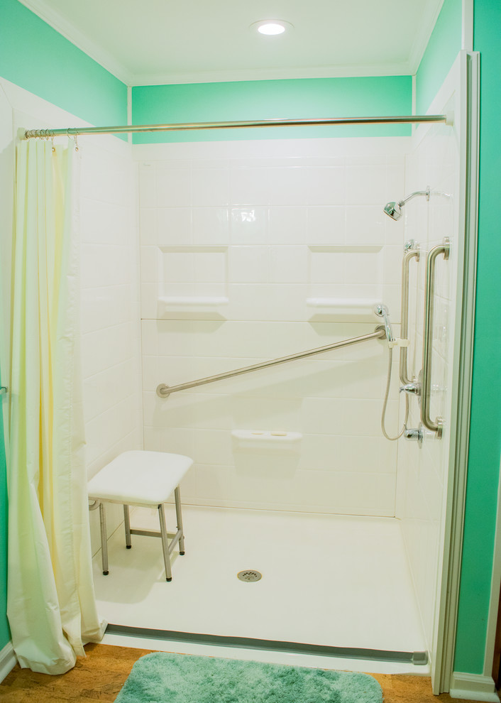 Modelo de cuarto de baño clásico de tamaño medio con puertas de armario de madera oscura, ducha a ras de suelo, sanitario de dos piezas, paredes azules, aseo y ducha, lavabo bajoencimera, suelo marrón y ducha con cortina