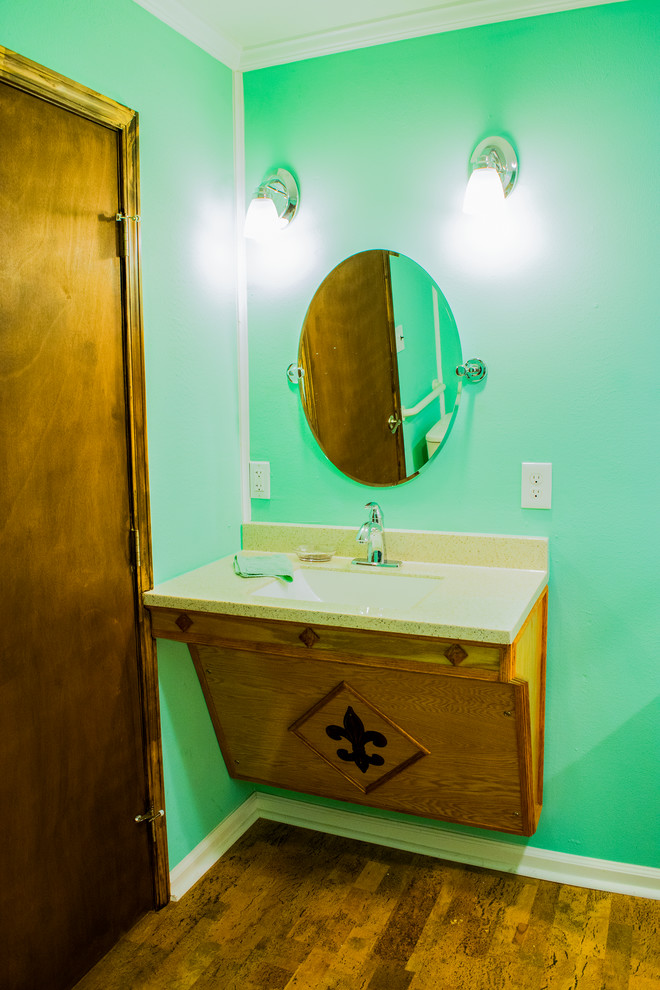 Idéer för ett mellanstort klassiskt badrum med dusch, med skåp i mellenmörkt trä, en kantlös dusch, en toalettstol med separat cisternkåpa, blå väggar, ett undermonterad handfat, brunt golv och dusch med duschdraperi