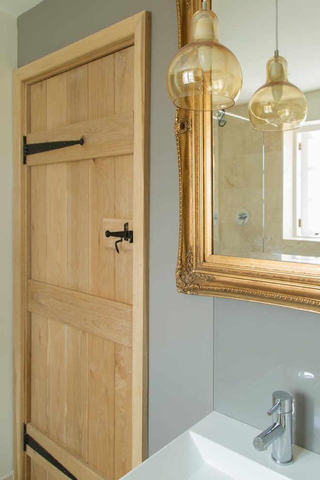 Stilmix Badezimmer mit Wandwaschbecken und grauer Wandfarbe in Gloucestershire