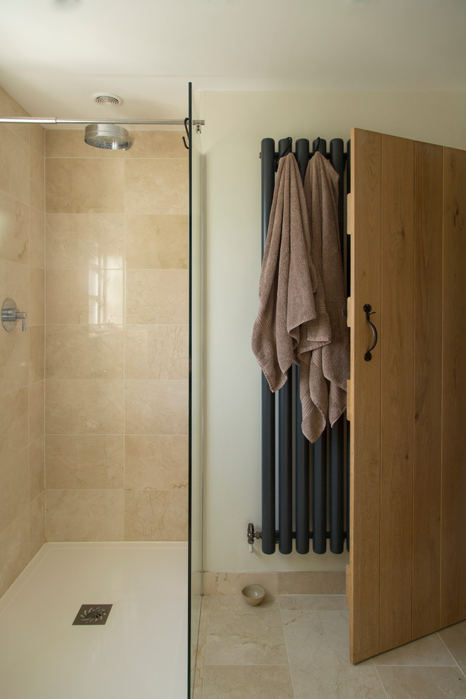 Diseño de cuarto de baño infantil bohemio con ducha abierta, baldosas y/o azulejos beige, baldosas y/o azulejos de piedra y suelo de piedra caliza