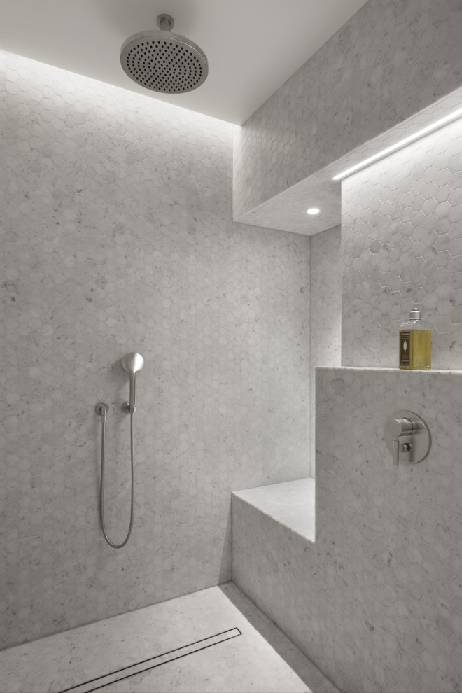 На фото: большая ванная комната в современном стиле с открытым душем, серыми стенами и серым полом
