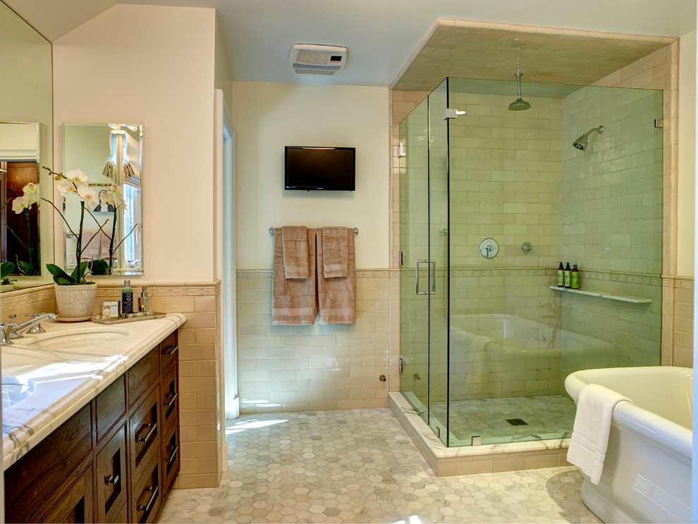 Idéer för ett mellanstort klassiskt en-suite badrum, med luckor med profilerade fronter, skåp i mellenmörkt trä, ett fristående badkar, en hörndusch, beige kakel, stenkakel, vita väggar, marmorgolv, ett undermonterad handfat, bänkskiva i kvarts, grått golv och dusch med gångjärnsdörr