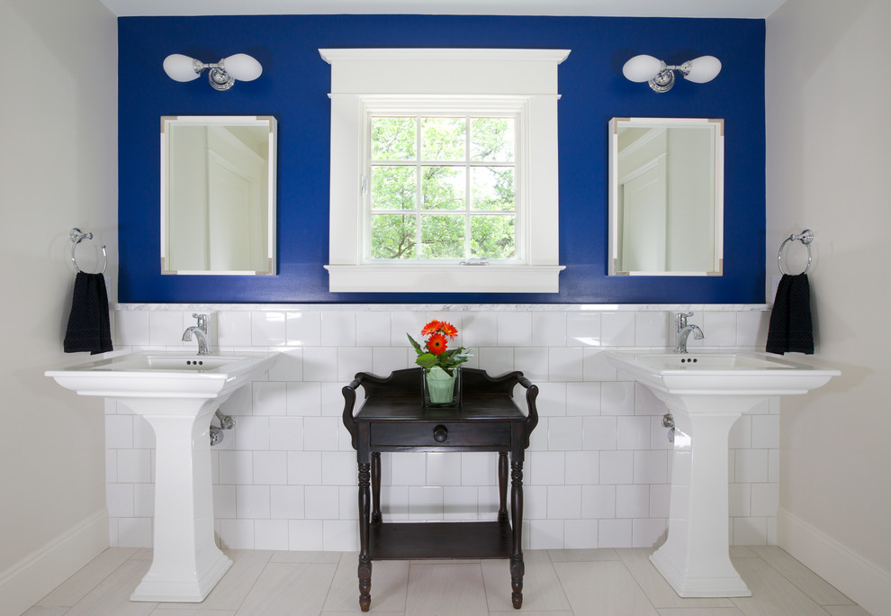 Immagine di una stanza da bagno per bambini country di medie dimensioni con piastrelle bianche, piastrelle diamantate, pareti blu, pavimento con piastrelle in ceramica, lavabo a colonna e pavimento beige