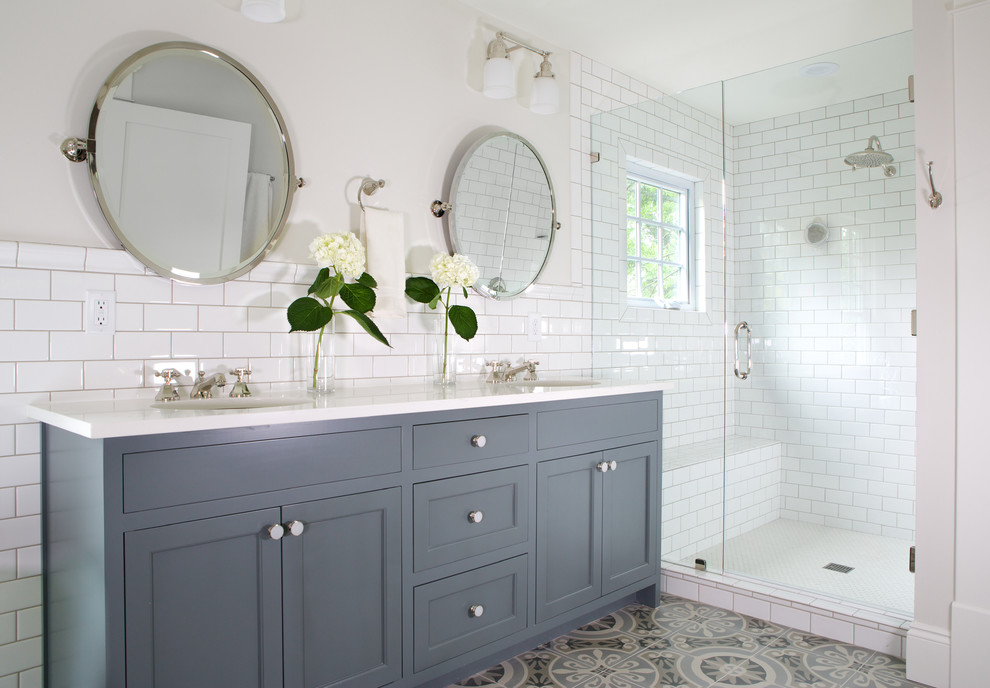 Exempel på ett mellanstort lantligt vit vitt badrum, med skåp i shakerstil, grå skåp, en dusch i en alkov, vit kakel, tunnelbanekakel, beige väggar, klinkergolv i keramik, ett nedsänkt handfat, bänkskiva i kvartsit, flerfärgat golv och dusch med gångjärnsdörr