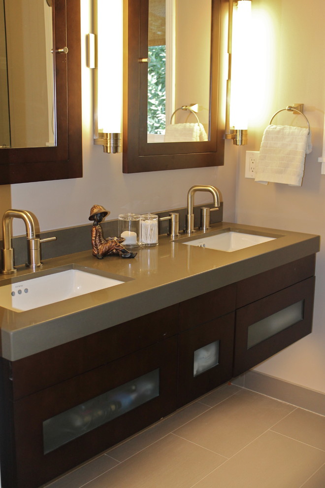 Пример оригинального дизайна: ванная комната среднего размера в современном стиле с стеклянными фасадами, темными деревянными фасадами, полновстраиваемой ванной, душем над ванной, раздельным унитазом, серой плиткой, каменной плиткой, белыми стенами, полом из керамогранита, душевой кабиной, врезной раковиной, столешницей из искусственного кварца, бежевым полом, душем с распашными дверями, зеленой столешницей, сиденьем для душа, тумбой под две раковины, подвесной тумбой и сводчатым потолком
