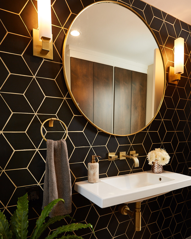 Стильный дизайн: ванная комната среднего размера в стиле неоклассика (современная классика) с черной плиткой, керамической плиткой, черными стенами и тумбой под одну раковину - последний тренд
