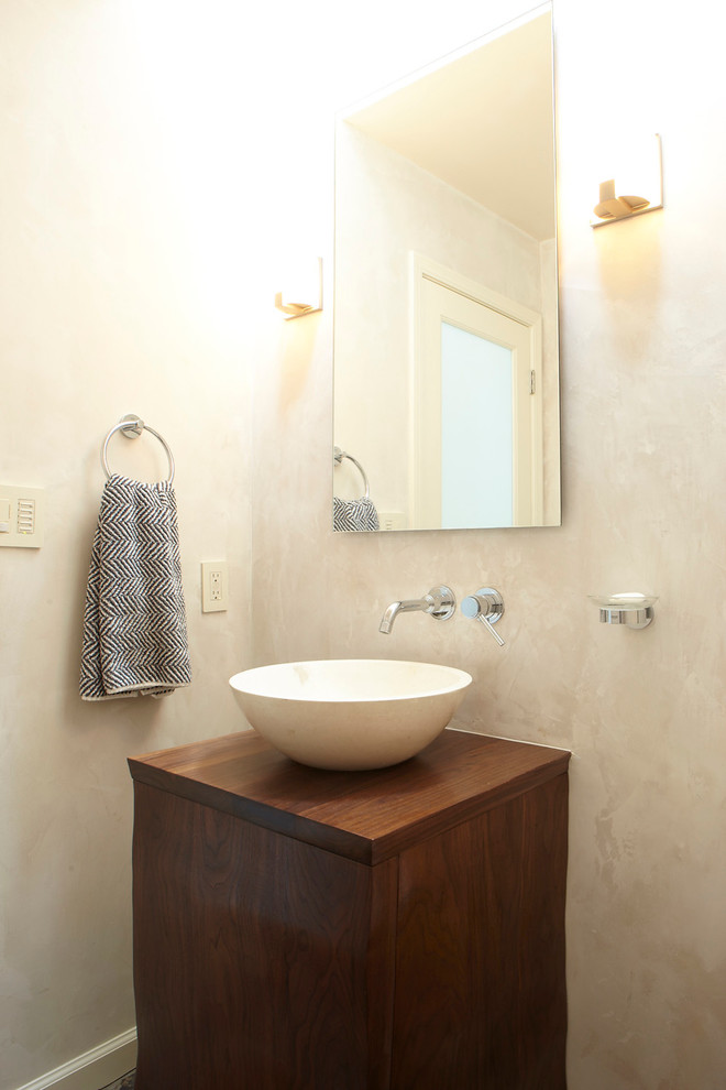 Foto di una piccola stanza da bagno con doccia contemporanea con ante lisce, ante in legno bruno, pareti beige, lavabo a bacinella, top in legno e top marrone
