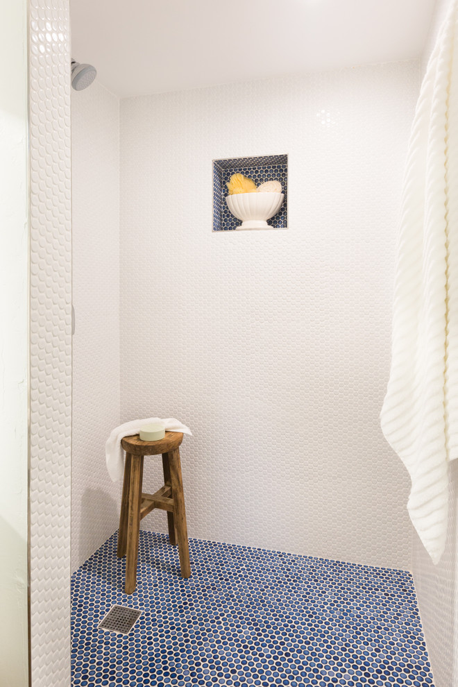 На фото: маленькая ванная комната в стиле ретро с открытым душем, белыми стенами, полом из керамической плитки, подвесной раковиной, раздельным унитазом, белой плиткой, керамогранитной плиткой, душевой кабиной, синим полом и открытым душем для на участке и в саду с