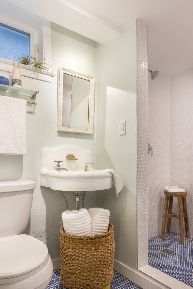 Kleines Mid-Century Duschbad mit offener Dusche, weißer Wandfarbe, Keramikboden, Wandwaschbecken, Wandtoilette mit Spülkasten, weißen Fliesen, Porzellanfliesen, blauem Boden und offener Dusche in San Francisco