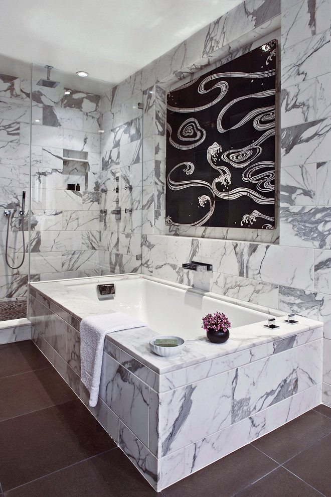 На фото: ванная комната в современном стиле с полновстраиваемой ванной, открытым душем, белой плиткой, открытым душем и мраморной плиткой с
