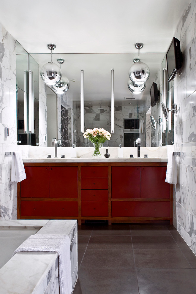 На фото: ванная комната в современном стиле с плоскими фасадами, красными фасадами и белой плиткой