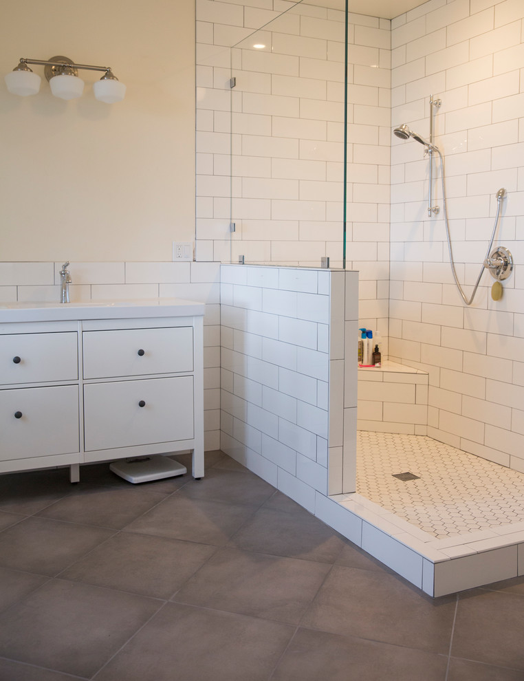 Foto på ett stort lantligt en-suite badrum, med släta luckor, vita skåp, en hörndusch, vit kakel, keramikplattor, vita väggar, cementgolv, ett nedsänkt handfat, bänkskiva i akrylsten, brunt golv och med dusch som är öppen