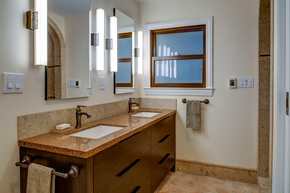 Idéer för ett mellanstort medelhavsstil brun en-suite badrum, med ett undermonterad handfat, skåp i mörkt trä, bänkskiva i kvarts, en dusch i en alkov, en vägghängd toalettstol, brun kakel, stenkakel, beige väggar, betonggolv, släta luckor och med dusch som är öppen