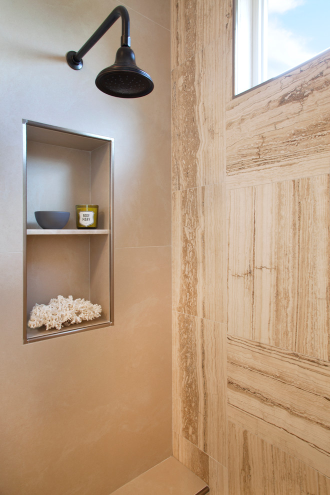 Foto di una stanza da bagno design con ante lisce, ante in legno chiaro, top in pietra calcarea, piastrelle beige, piastrelle in pietra, doccia alcova e pareti beige