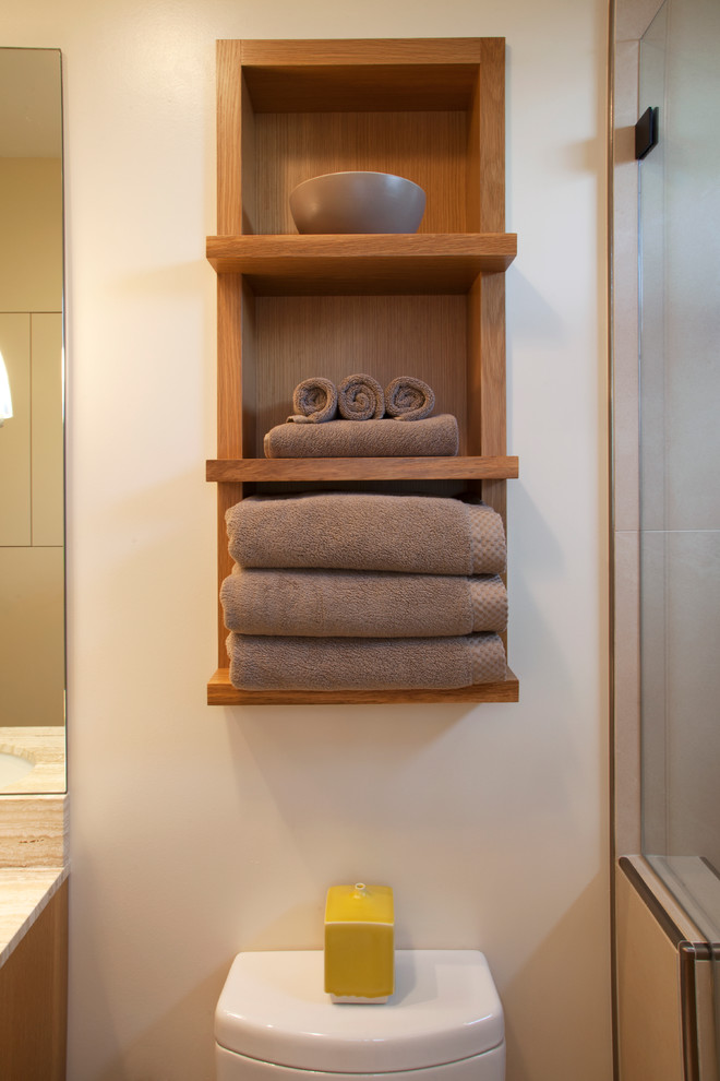 Aménagement d'une salle de bain contemporaine en bois clair avec un placard à porte plane, un plan de toilette en calcaire, un carrelage beige, un carrelage de pierre, WC séparés et un mur beige.
