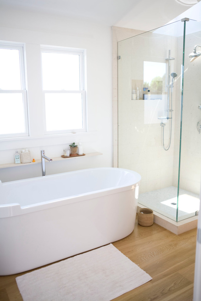 Immagine di una stanza da bagno padronale design di medie dimensioni con vasca freestanding, doccia ad angolo, piastrelle bianche, piastrelle in ceramica, pareti bianche e parquet chiaro