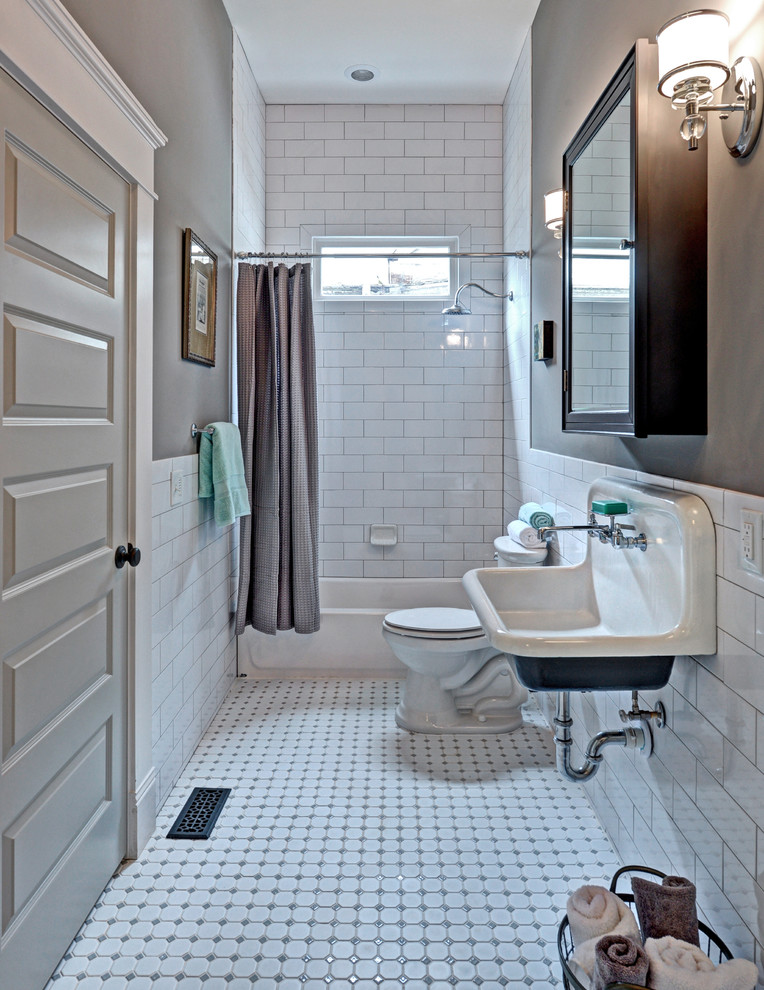 Idées déco pour une salle de bain classique avec un lavabo suspendu, une baignoire en alcôve, un combiné douche/baignoire, un carrelage blanc, un carrelage métro, un mur gris, un sol en carrelage de terre cuite, un sol blanc et une cabine de douche avec un rideau.