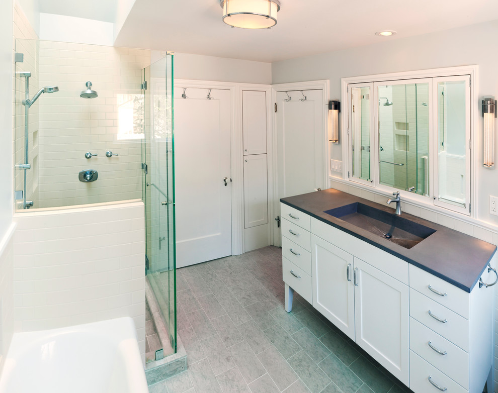 Inspiration för små klassiska badrum, med ett integrerad handfat, luckor med infälld panel, vita skåp, bänkskiva i betong, ett badkar i en alkov, en hörndusch, gul kakel, keramikplattor, blå väggar och klinkergolv i keramik