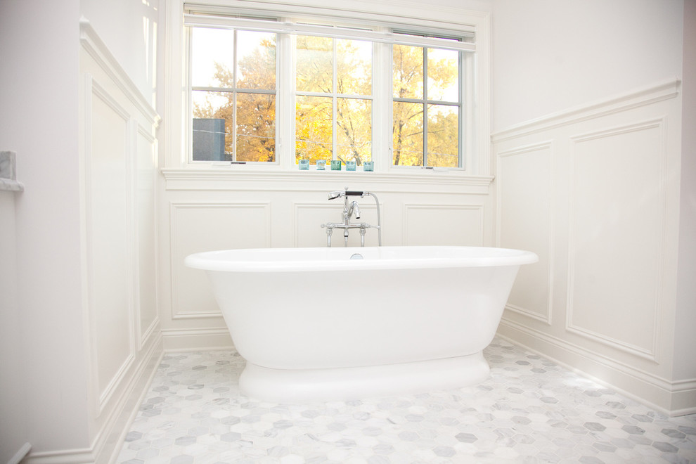 Foto på ett vintage badrum, med ett fristående badkar, mosaik och marmorgolv