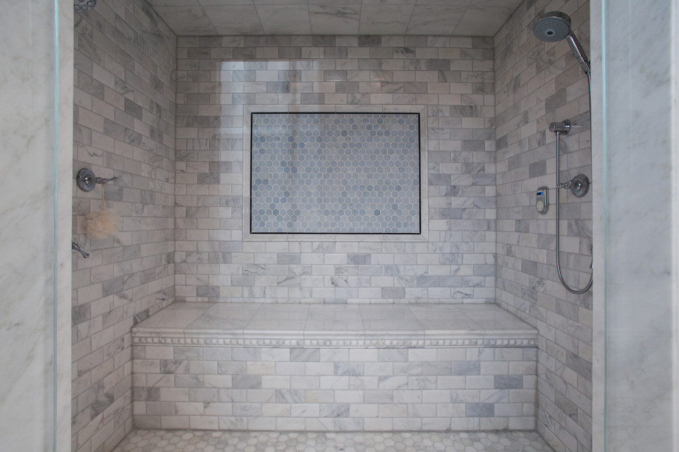 シカゴにある高級な中くらいなトラディショナルスタイルのおしゃれなマスターバスルーム (モザイクタイル、アルコーブ型シャワー、黒いタイル、グレーのタイル、マルチカラーの壁、モザイクタイル) の写真