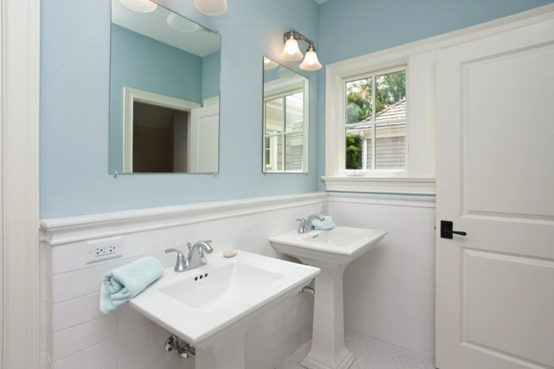 Ispirazione per una piccola stanza da bagno con doccia con piastrelle bianche, piastrelle a mosaico, pareti blu, pavimento con piastrelle a mosaico, lavabo a colonna e top in superficie solida