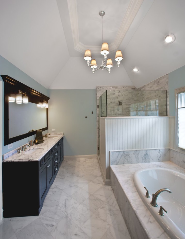 Пример оригинального дизайна: главная ванная комната среднего размера в классическом стиле с накладной ванной, угловым душем, фасадами с утопленной филенкой, темными деревянными фасадами, синими стенами, мраморным полом, врезной раковиной, мраморной столешницей и мраморной плиткой
