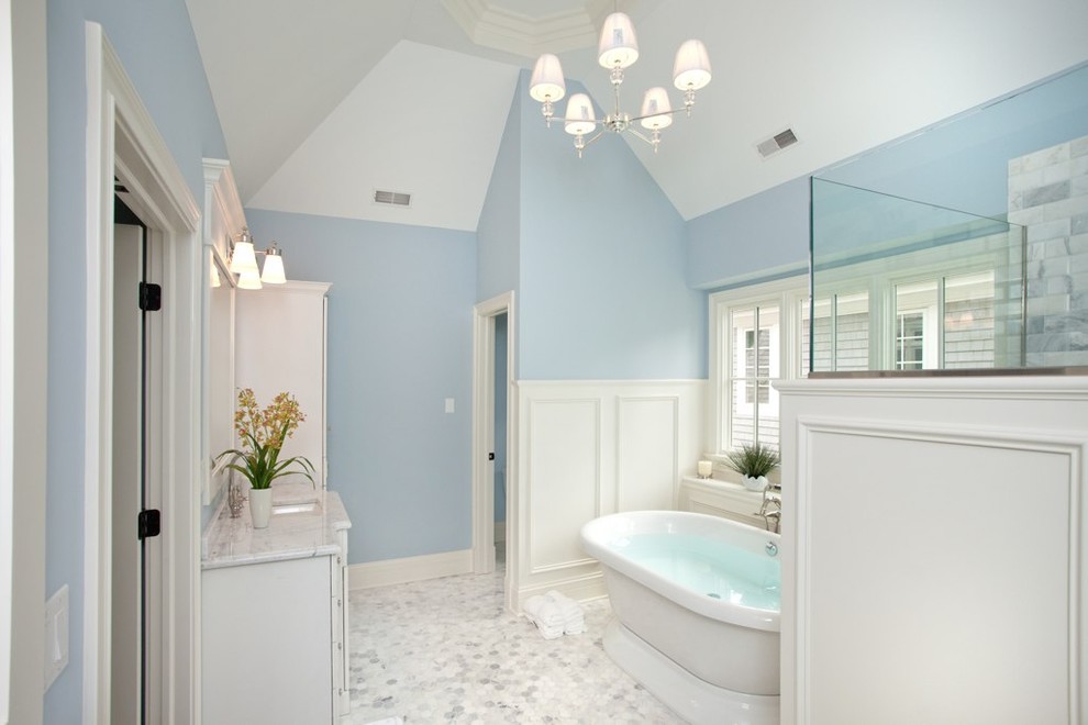 シカゴにある高級な中くらいなトランジショナルスタイルのおしゃれなマスターバスルーム (白いキャビネット、置き型浴槽、コーナー設置型シャワー、青い壁、モザイクタイル、アンダーカウンター洗面器、大理石の洗面台) の写真