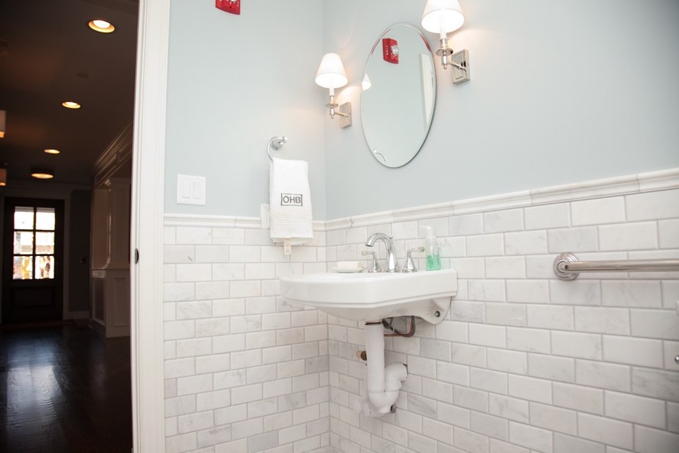 Idee per una piccola stanza da bagno con doccia eclettica con pareti blu, parquet scuro e lavabo sospeso