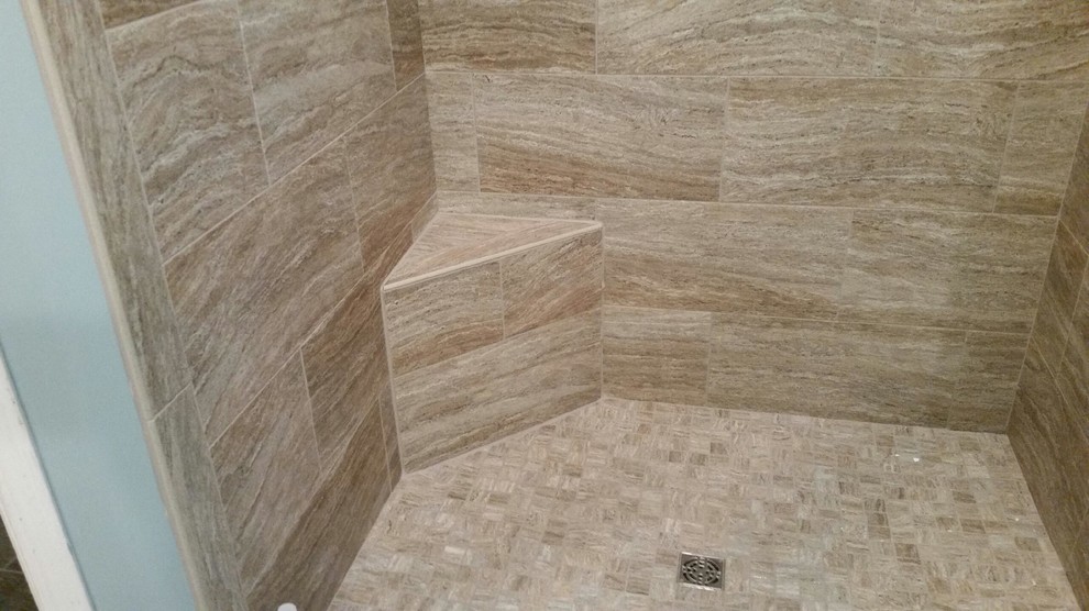 Esempio di una grande stanza da bagno padronale classica con doccia aperta, piastrelle grigie, piastrelle in gres porcellanato e pavimento in gres porcellanato