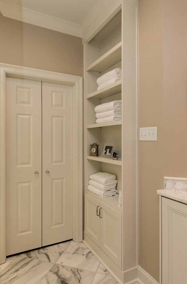 Exempel på ett mellanstort klassiskt en-suite badrum, med ett undermonterad handfat, luckor med infälld panel, vita skåp, marmorbänkskiva, ett platsbyggt badkar, en öppen dusch, en toalettstol med hel cisternkåpa, vit kakel, tunnelbanekakel och marmorgolv