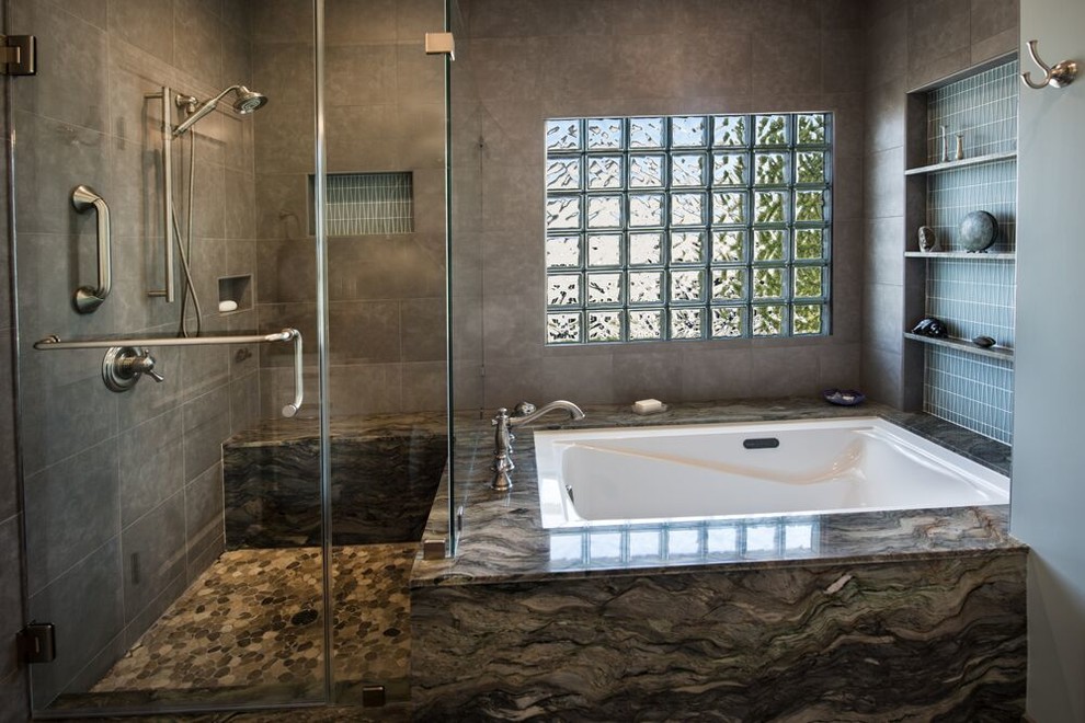 На фото: большая главная ванная комната в современном стиле с полновстраиваемой ванной, угловым душем, серой плиткой, цементной плиткой, серыми стенами и душем с распашными дверями с