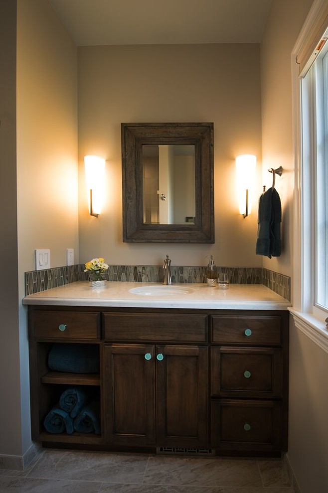 Свежая идея для дизайна: большая главная ванная комната в современном стиле с полновстраиваемой ванной, угловым душем, серой плиткой, цементной плиткой, серыми стенами и душем с распашными дверями - отличное фото интерьера