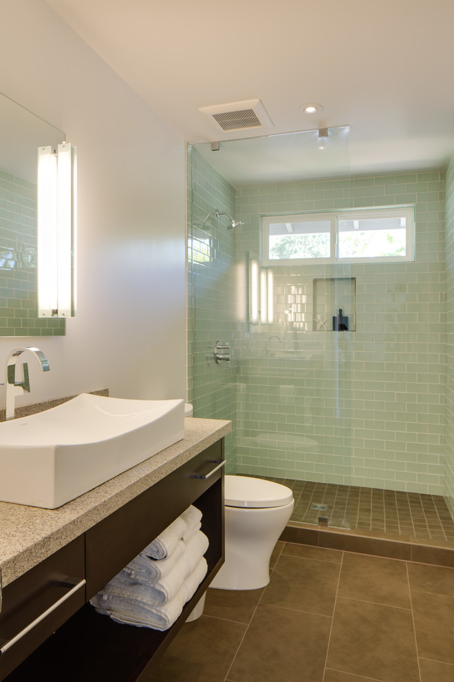 Idéer för ett mellanstort modernt badrum med dusch, med öppna hyllor, skåp i mörkt trä, en öppen dusch, en toalettstol med hel cisternkåpa, vita väggar, klinkergolv i keramik, ett fristående handfat, grön kakel, tunnelbanekakel, laminatbänkskiva, brunt golv och med dusch som är öppen