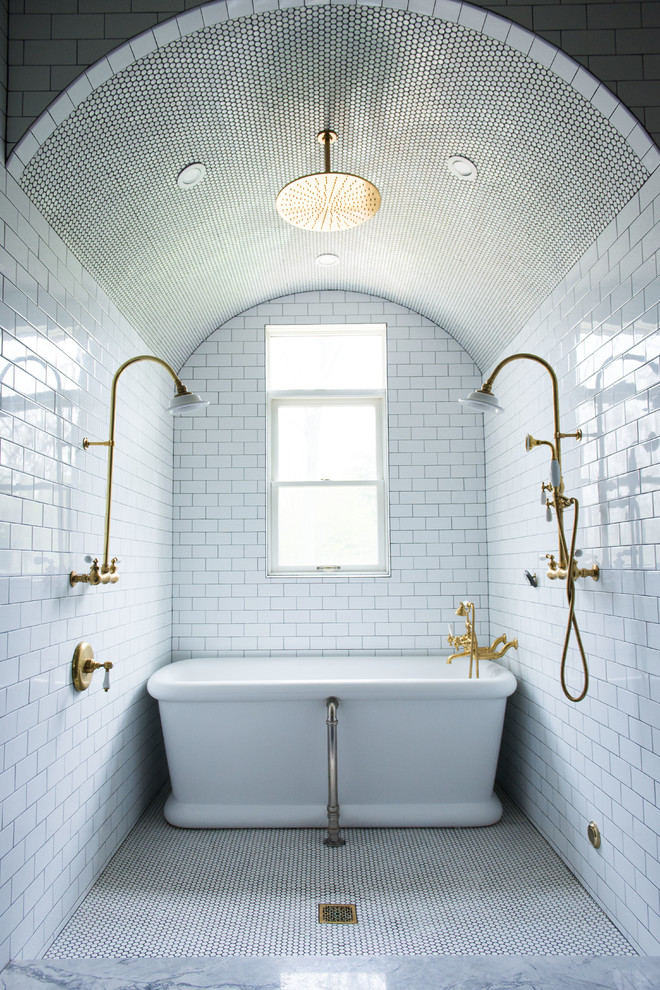 Aménagement d'une salle de bain campagne avec un carrelage noir, un mur blanc et un sol en carrelage de céramique.