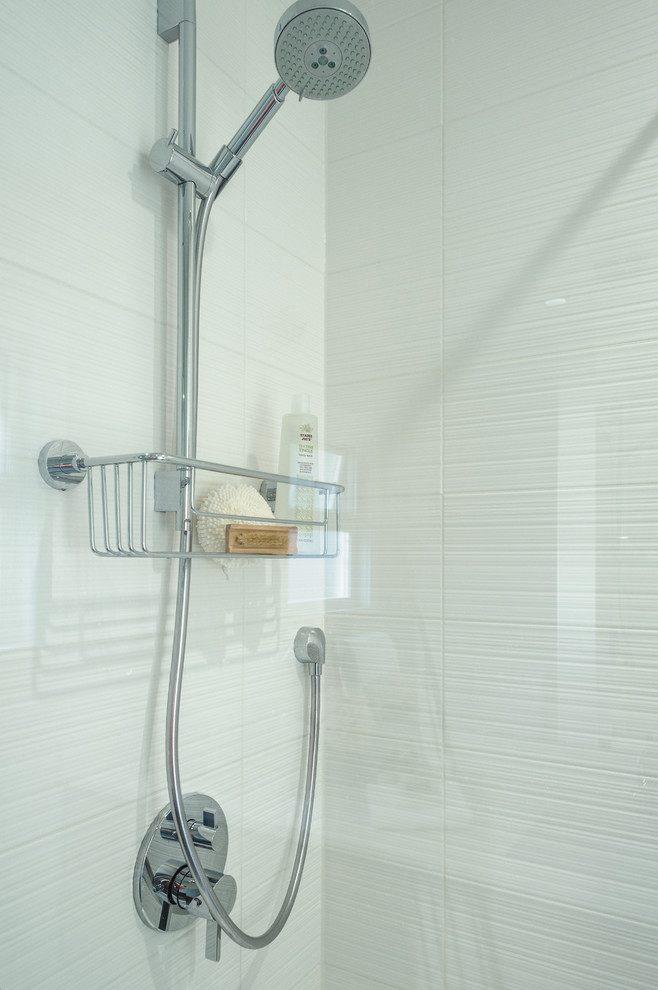 Inspiration för ett mellanstort funkis badrum med dusch, med släta luckor, skåp i mellenmörkt trä, en dusch/badkar-kombination, en toalettstol med separat cisternkåpa, vit kakel, beige väggar, skiffergolv, ett undermonterad handfat och bänkskiva i akrylsten