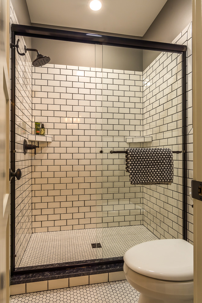 Exemple d'une douche en alcôve principale chic de taille moyenne avec WC à poser, un carrelage noir et blanc, un carrelage métro, un mur gris, un sol en carrelage de céramique, un lavabo encastré et un plan de toilette en granite.