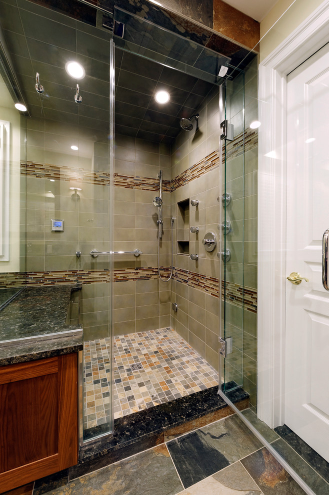 На фото: ванная комната в классическом стиле с фасадами в стиле шейкер, фасадами цвета дерева среднего тона и бежевой плиткой с