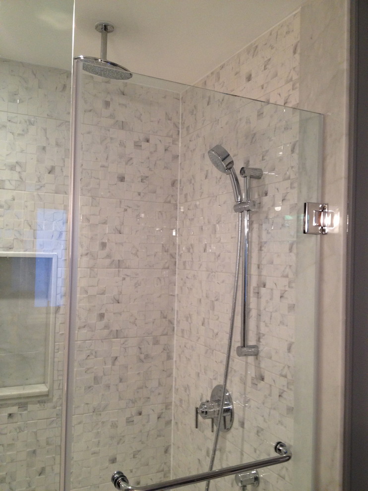Exemple d'une douche en alcôve principale chic en bois foncé de taille moyenne avec un placard à porte shaker, une baignoire indépendante, un carrelage blanc, un carrelage de pierre, un mur gris, un sol en marbre, un lavabo posé et un plan de toilette en marbre.