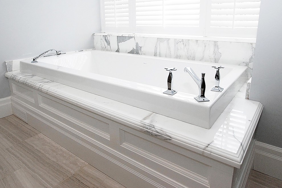 Mittelgroßes Klassisches Badezimmer mit Badewanne in Nische, grauer Wandfarbe, Porzellan-Bodenfliesen und braunem Boden in Toronto
