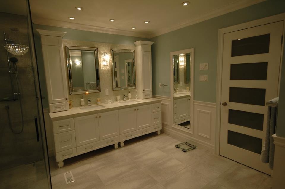 Idéer för ett stort klassiskt en-suite badrum, med luckor med infälld panel, vita skåp, en dusch i en alkov, mosaik, grå väggar, klinkergolv i keramik, ett undermonterad handfat, bänkskiva i kvarts, beiget golv och dusch med gångjärnsdörr