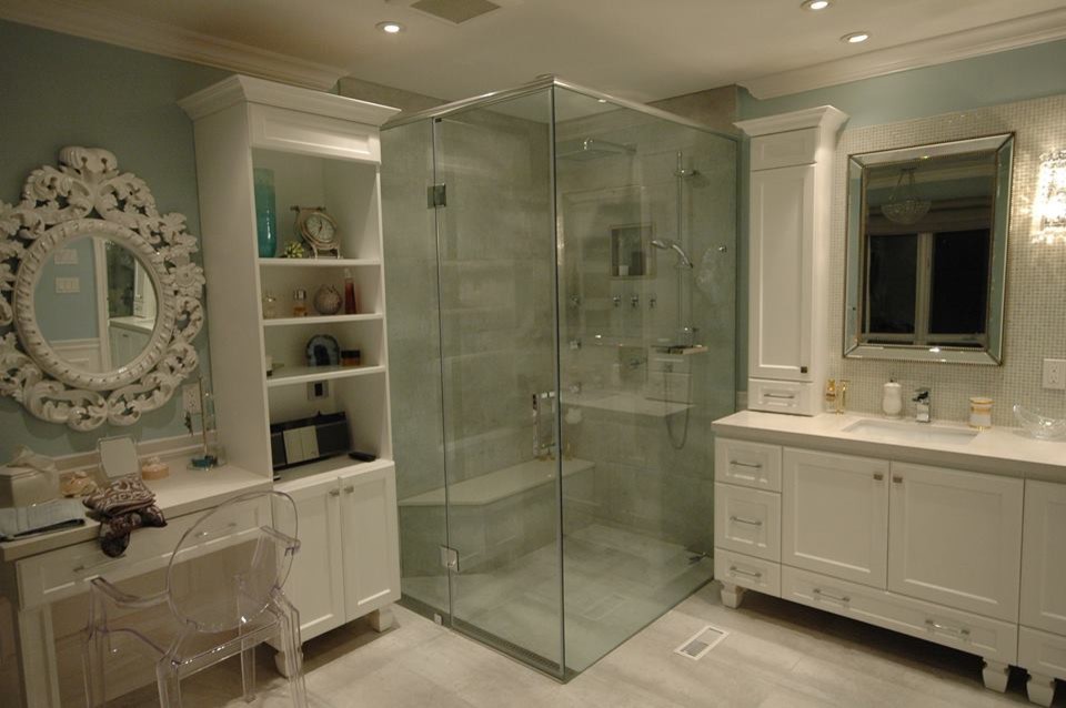 Bild på ett stort vintage en-suite badrum, med luckor med infälld panel, vita skåp, en hörndusch, vit kakel, mosaik, blå väggar, klinkergolv i porslin och ett undermonterad handfat
